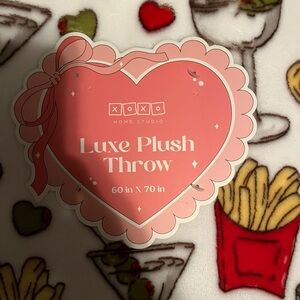 XOXO Home Studio Luxe Plush throw